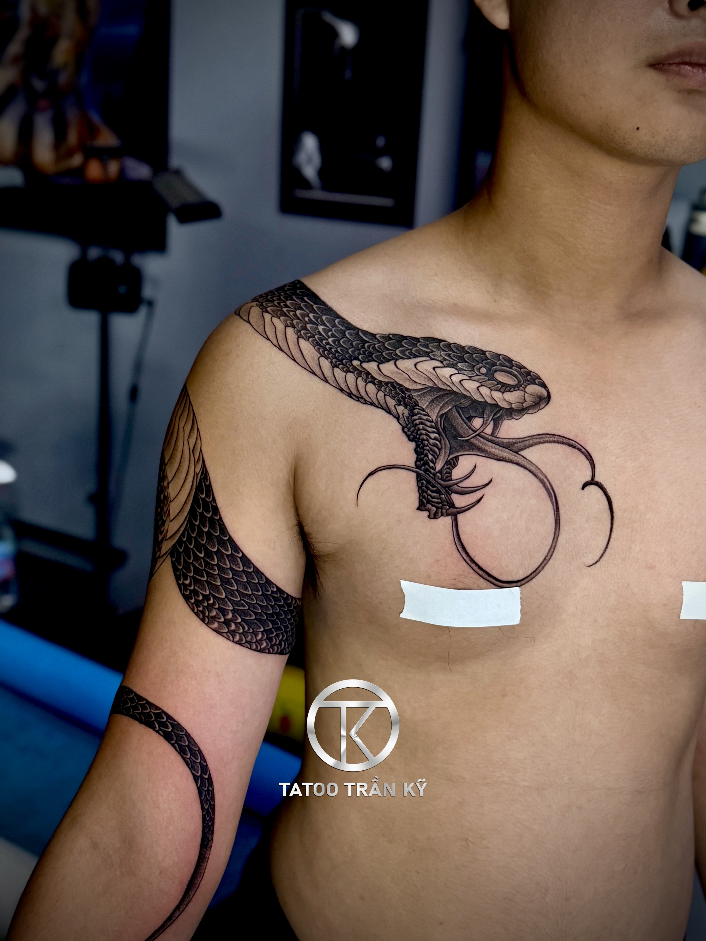 The snake work was directly performed by Tran Ky Tattoo