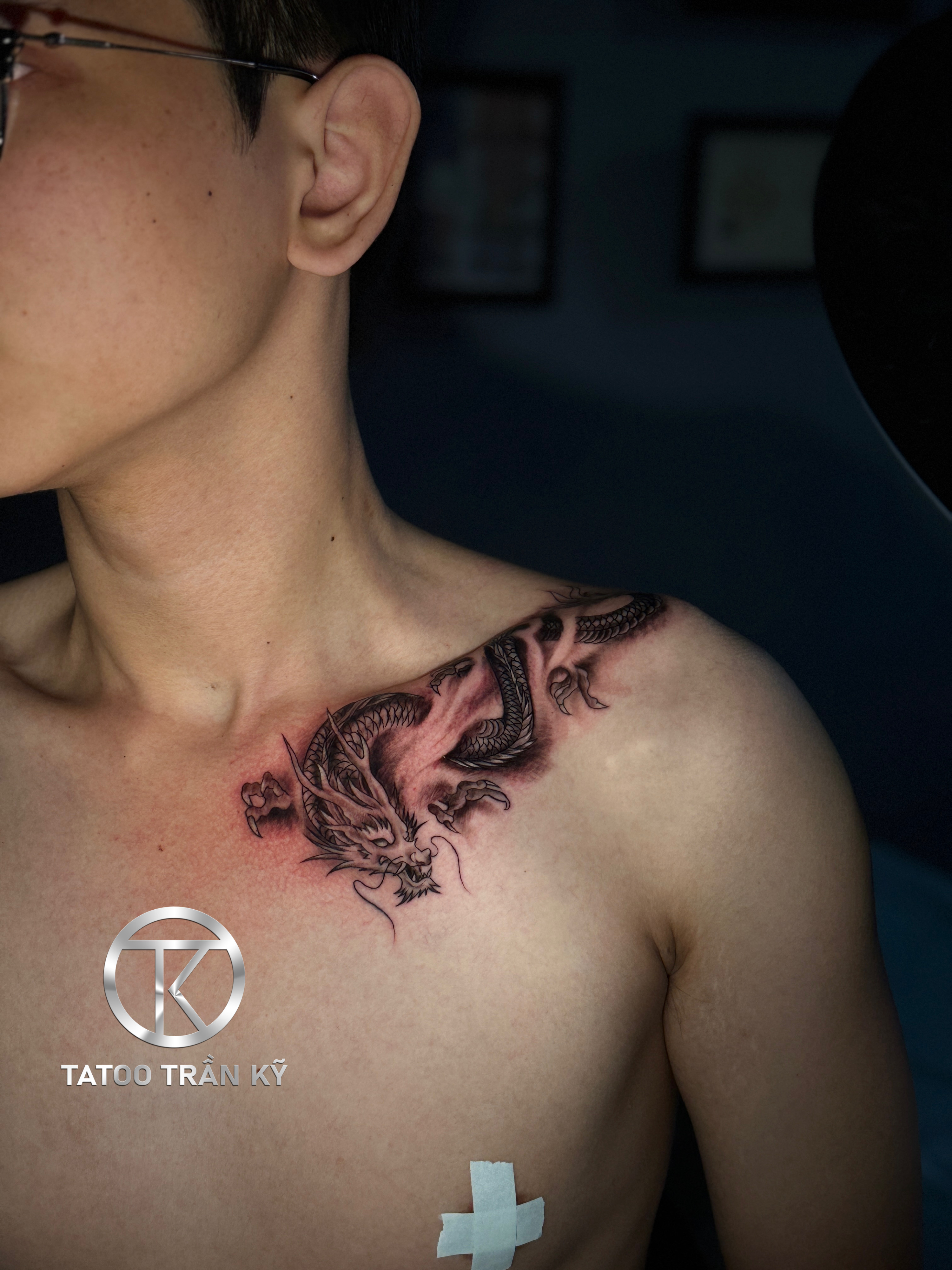 Green shoulder bone dragon tattoo